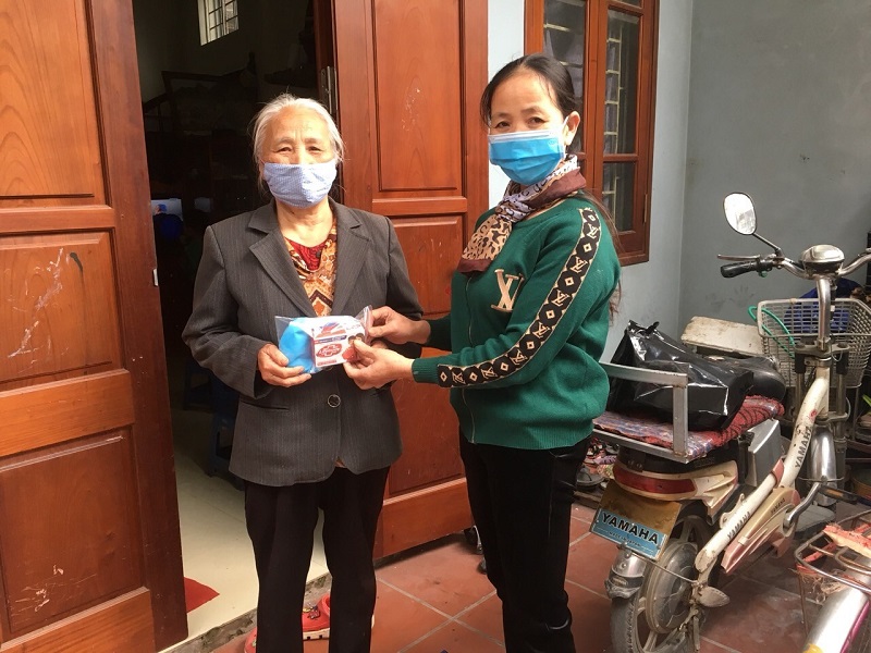 Hội LHPN xã Liên Hà tặng trang thiết bị cho Trạm y tế xã Hội LHPN xã Liên Hà tặng trang thiết bị cho Trạm y tế xã