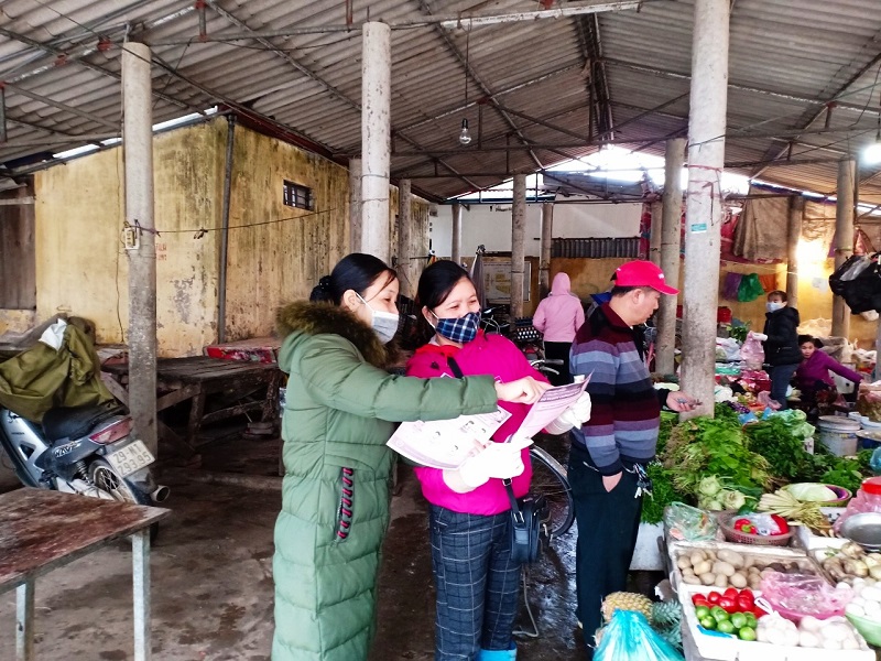 Cán bộ, hội viên Hội phụ nữ xã phát tờ rơi tuyên truyền cho nhân dân, các tiểu thương kinh doanh tại chợ Sủi về cách phòng chống dịch. Cán bộ, hội viên Hội phụ nữ xã phát tờ rơi tuyên truyền cho nhân dân, các tiểu thương kinh doanh tại chợ Sủi về cách phòng chống dịch.