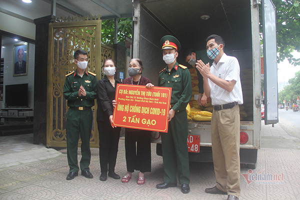 Cụ bà Nguyễn Thị Tửu (101 tuổi ở Hà Tĩnh)ủng hộ 2 tấn gạo để cấp phát đến cách điểm cách ly chống dịch