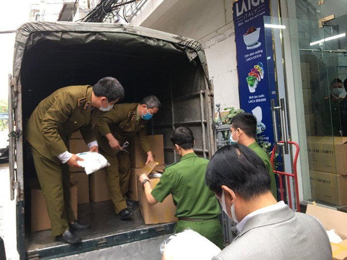 Lực lượng chức năng kiểm tra lô hàng bảo hộ phòng chống dịch. Lực lượng chức năng kiểm tra lô hàng bảo hộ phòng chống dịch.