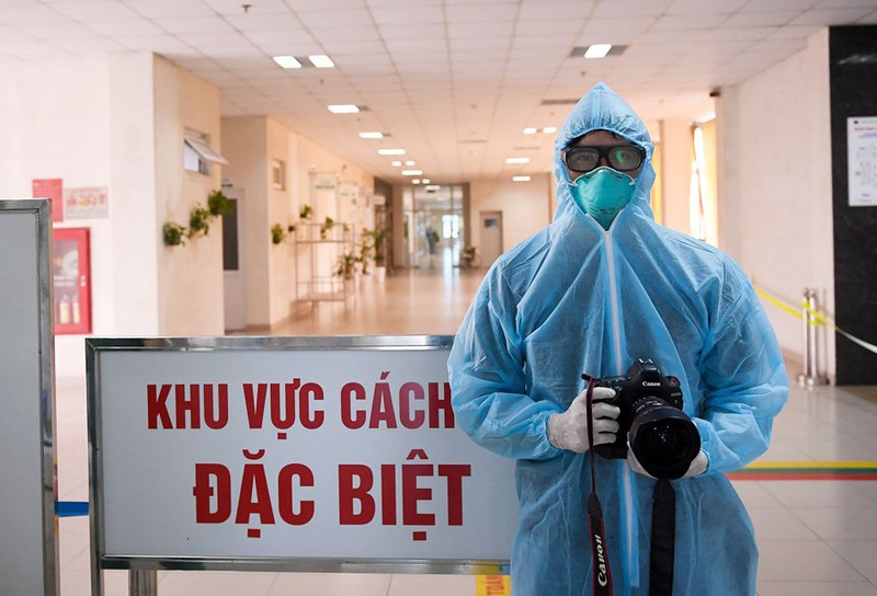 Phóng viên tác nghiệp tại khu cách ly đặc biệt Bệnh viện Nhiệt đới Trung ương cơ sở 2. (Ảnh: Tuổi trẻ) Phóng viên tác nghiệp tại khu cách ly đặc biệt Bệnh viện Nhiệt đới Trung ương cơ sở 2. (Ảnh: Tuổi trẻ)