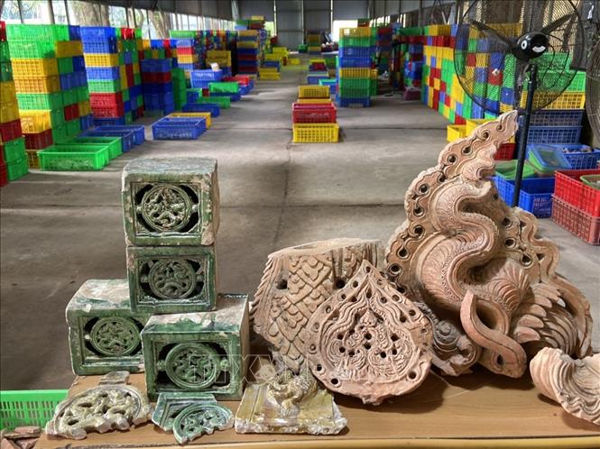 Phát hiện nhiều hiện vật độc đáo, trong đó có mảnh mào đầu rồng lớn, đất nung thời Lý. Ảnh: TTXVN