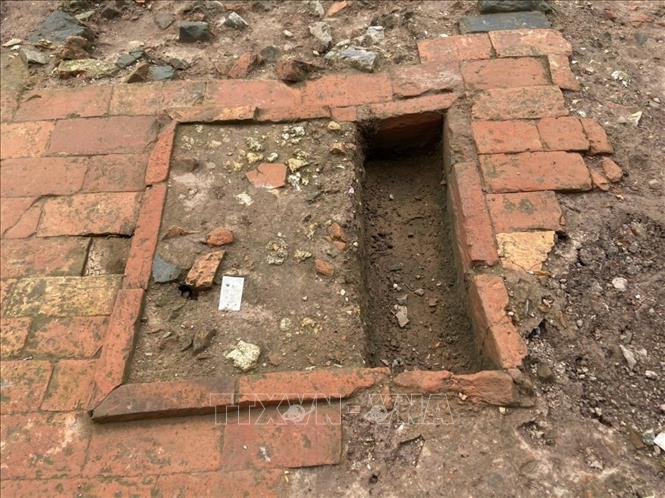 Bồn hoa nằm trong tổ hợp dấu tích cảnh quan, sân vườn thời Lê Trung Hưng. Ảnh: TTXVN