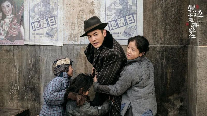 Trong mỗi tập phim, trang phục của Huỳnh Hiểu Minh được thay đổi liên tục