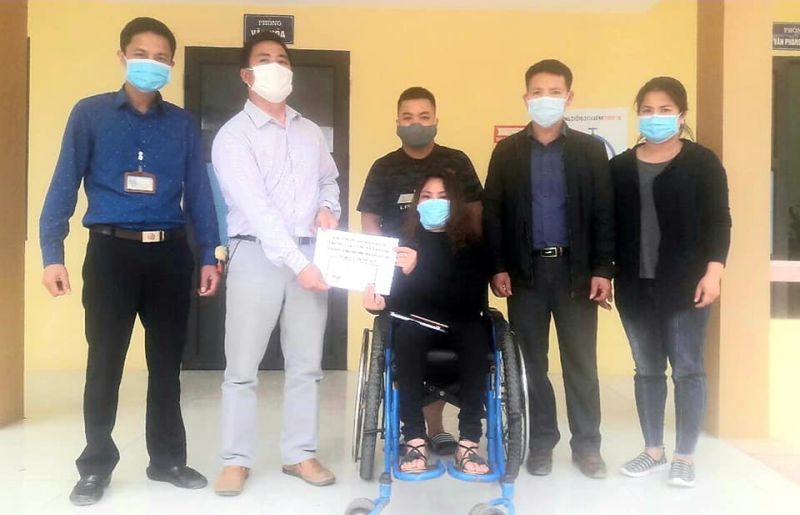 Chị Hà Thị Bảo Khuyên trực tiếp đến trao tặng số tiền quyên góp phòng chống dịch Covid-19 Chị Hà Thị Bảo Khuyên trực tiếp đến trao tặng số tiền quyên góp phòng chống dịch Covid-19