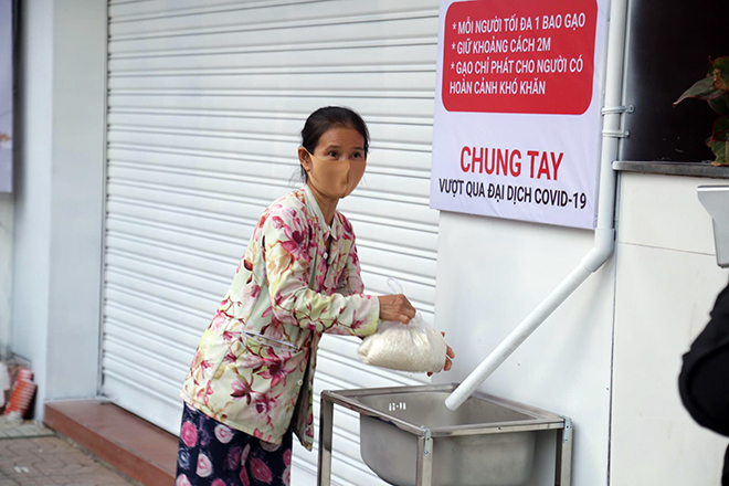 Mỗi bịch gạo khoảng 2kg với hy vọng sẽ giúp người nghèo, người bán vé số cải thiện một phần chi phí trong giai đoạn khó khăn hiện nay do ảnh hưởng của dịch Covid-19.