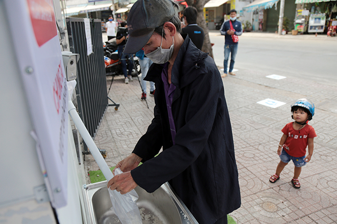 Anh Hoàng Tuấn Anh (ngụ quận Tân Phú), người phát minh ra chiếc máy phát gạo tự động cho biết: “Tôi thấy trong mùa dịch, có nhiều người muốn tặng nhu yếu phẩm cho người nghèo, nhưng nếu phát thủ công và tập trung đông người thì rất dễ xảy ra việc lây lan dịch bệnh. Để hạn chế dịch lây lan trong việc phát gạo, tôi đã tận dụng máy móc có sẵn rồi đem chế tạo ra chiếc máy phát gạo tự động 24/24h này”.