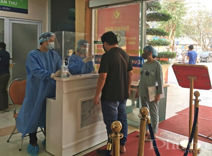 Người dân ra vào bệnh viện được kiểm soát chặt chẽ yếu tố dịch tễ, thân nhiệt...