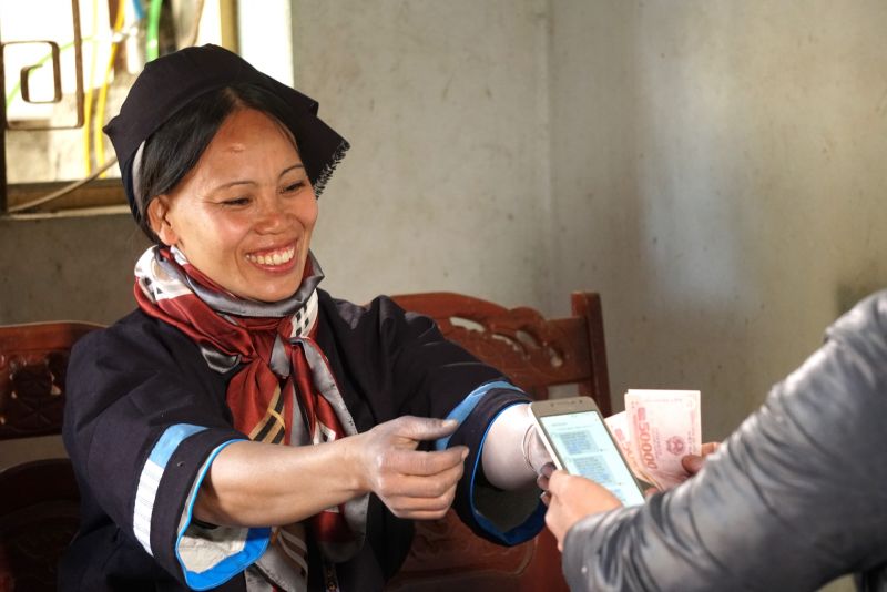 Người dân ở Cao Bằng nhận trợ cấp xã hội qua điện thoại di động.