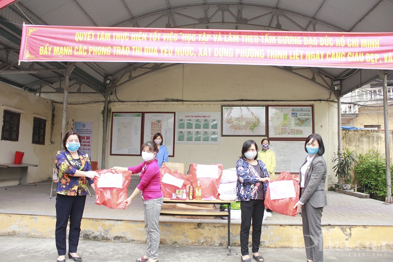 Do tình hình dịch bệnh phức tạp, đồng thời nghiêm túc thực hiện Chỉ thỉ 16 CT- TTg của Thủ tướng Chính phủ về cách ly toàn xã hội, có mặt tại buổi trao quà, Hội LHPN Hà Nội và Viện Phát triển sức khỏe cộng đồng đã trao các suất quà cho đại diện của  các Nhóm trưởng, đại diện CLB nữ lao động nhập phường Thịnh Liệt, quận Hoàng Mai