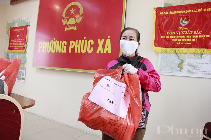 Đại diện cho các chị em nữ lao động nhập cư được nhận hỗ trợ quà, bà Nguyễn Thị Thoa, thành viên CLB phường Phúc Xá xin gửi lời cảm ơn tới tổ chức Hội và Viện Light đã luôn đồng hành cùng chị em hội viên