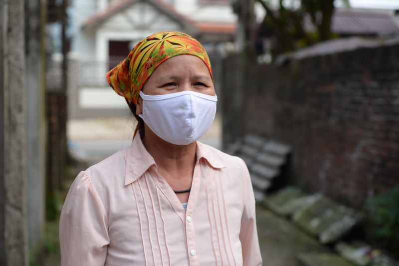 Bà Lê Thị Luyến cho biết, tinh thần là liều thuốc quan trọng giúp bà và người dân Hạ Lôi vượt qua dịch bệnh Bà Lê Thị Luyến cho biết, tinh thần là liều thuốc quan trọng giúp bà và người dân Hạ Lôi vượt qua dịch bệnh