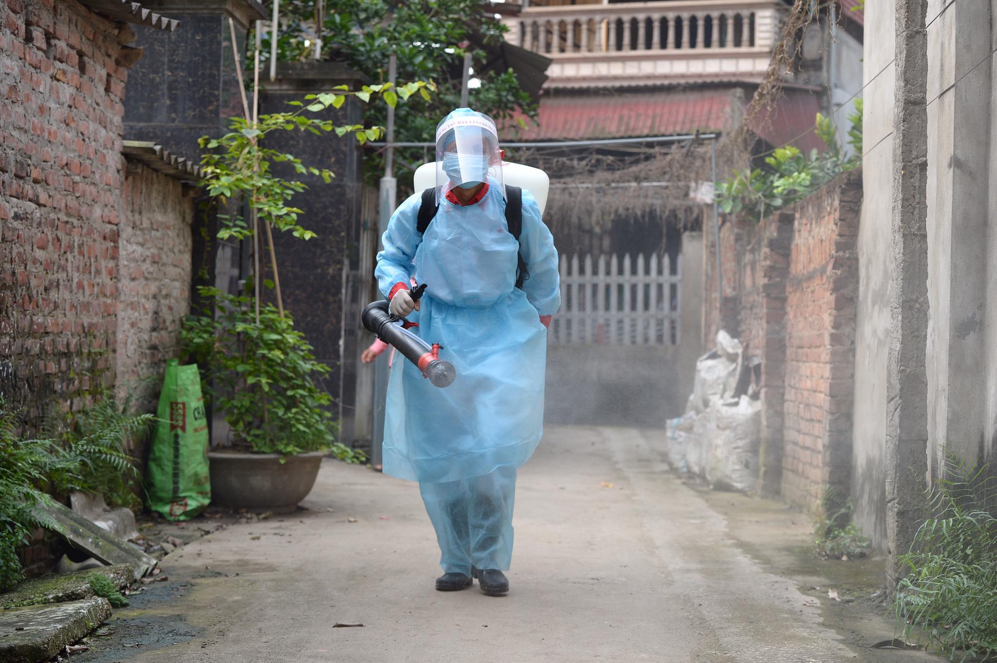 Công tác phun tiêu độc khử trùng được thực hiện đều đặn 1 ngày 2 lần Công tác phun tiêu độc khử trùng được thực hiện đều đặn 1 ngày 2 lần