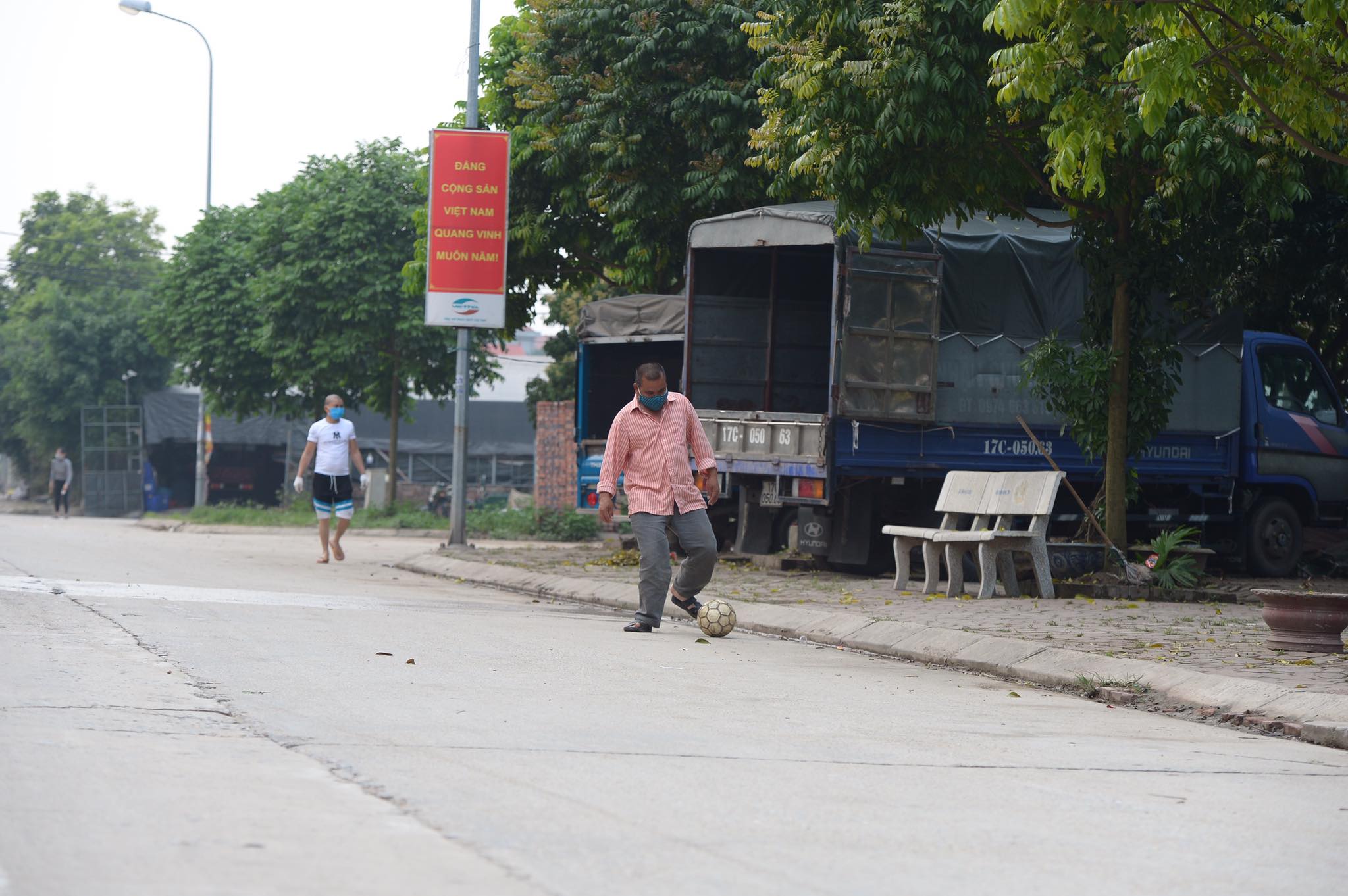 Một vài người thích chơi đá bóng nhưng không chơi cả đội mà chỉ chơi 1 mình để rèn luyện sức khỏe Một vài người thích chơi đá bóng nhưng không chơi cả đội mà chỉ chơi 1 mình để rèn luyện sức khỏe