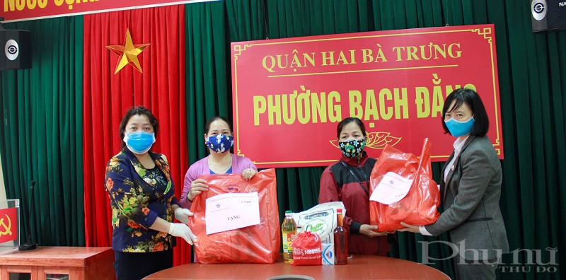 đồng chí Nguyễn Thị Thu Thủy- Phó Chủ tịch Thường trực Hội LHPN Hà Nội  và bà Nguyễn Hoàng Yến, đại diện Viện Light trao quà cho nữ lao động nhập cư phường Bạch Đằng, quận Hai Bà Trưng