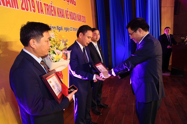 Tổng Gi&aacute;m đốc PVN tặng kỷ niệm chương &ldquo;V&igrave; sự nghiệp dầu kh&iacute;&rdquo; cho 4 c&aacute; nh&acirc;n.