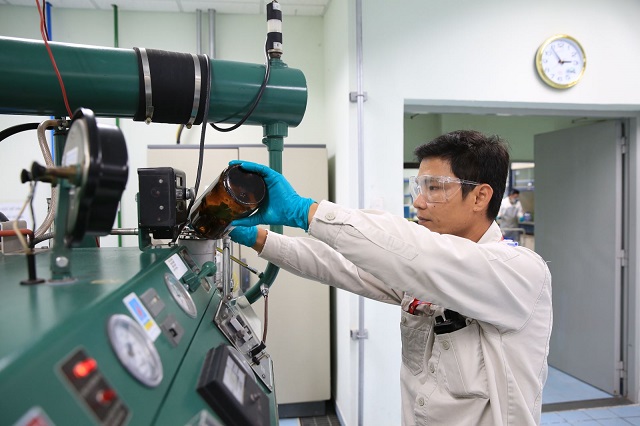 Đo trị số octan (RON) l&agrave; một trong những kh&acirc;u kiểm so&aacute;t chất lượng.