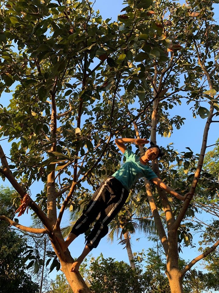 Cảnh trèo cây thú vị, tinh nghịch của H'Hen Niê