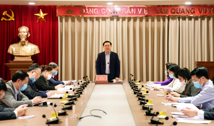 Bí thư Thành ủy Vương Đình Huệ phát biểu kết luận cuộc họp