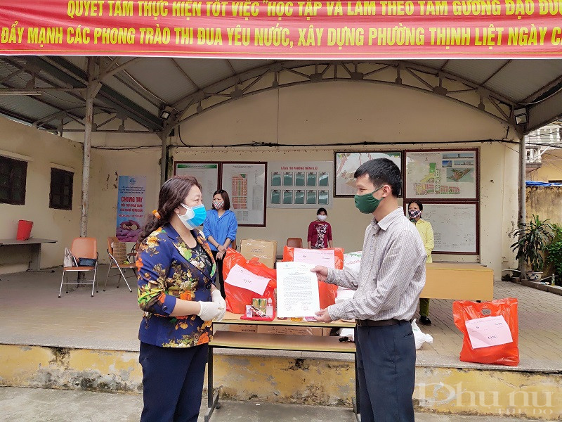 Đồng chí Nguyễn Thị Thu Thủy- Phó Chủ tịch Thường trực Hội LHPN Hà Nội gửi  đại diện lãnh đạo phường Thịnh Liệt, quận Hoàng Mai 