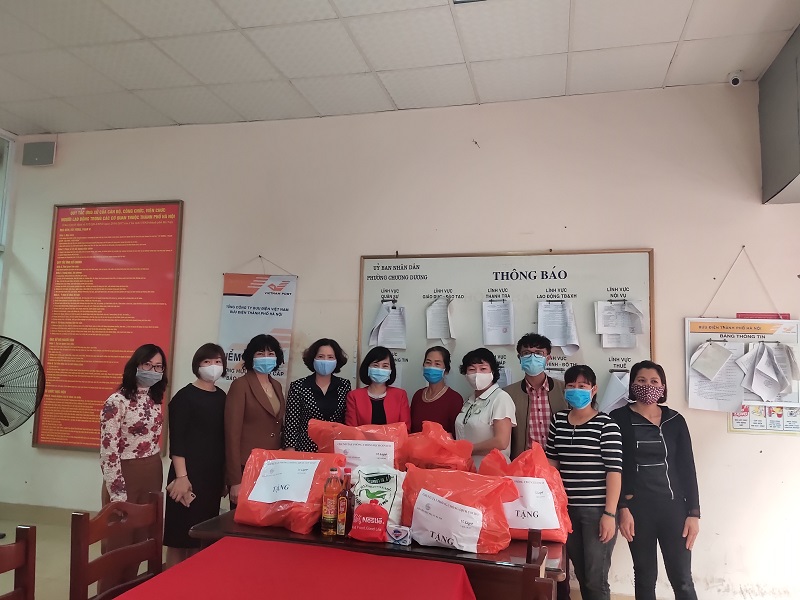 Các đại biểu lãnh đạo Hội LHPN Hà Nội, Viện Light và cơ sở Hội cùng đại diện nữ lao động nhập cư phường Chương Dương có mặt tại buổi trao quà