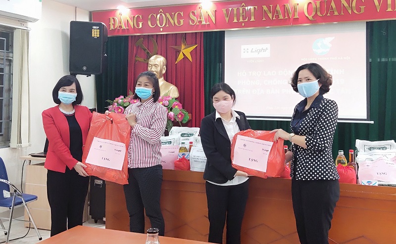 Đồng chí Lê Kim Anh- Chủ tịch Hội LHPN Hà Nội và  bà Nguyễn Thu Giang- Phó Viện trưởng viện Phát triển sức khỏe cộng đồng Ánh sáng trao quà cho đại diện nữ lao động nhập cư tại phường Phúc Tân, quận Hoàn Kiếm