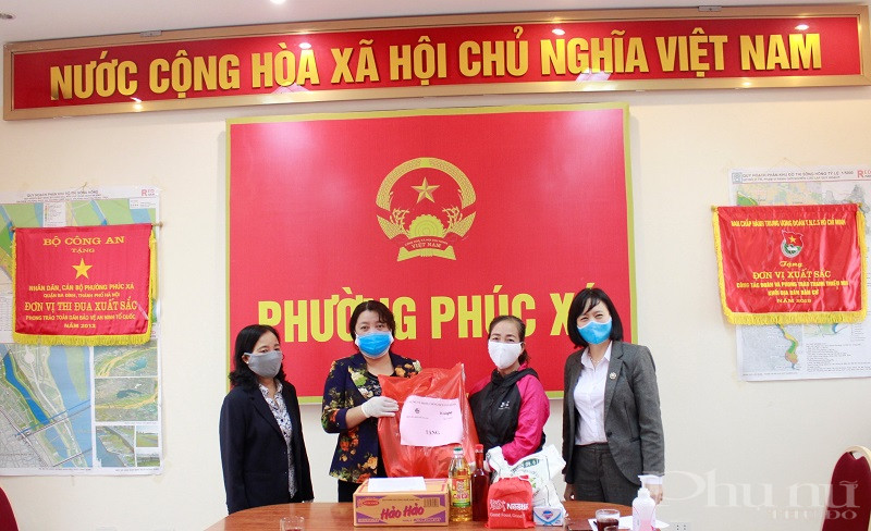 Đồng chí Nguyễn Thị Thu Thủy- Phó Chủ tịch Thường trực Hội LHPN Hà Nội và bà Nguyễn Hoàng Yến, đại diện Viện Light trao quà cho nữ lao động nhập cư phường Phúc Xá, quận Ba Đình