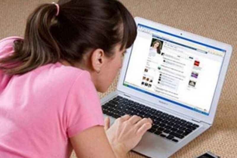 Vợ tôi luôn sống ảo trên facebook
