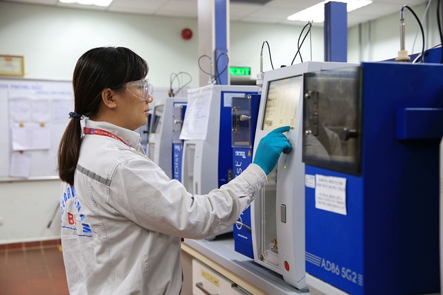 Sản phẩm xăng dầu Dung Quất được kiểm so&aacute;t trong ph&ograve;ng Th&iacute; nghiệm hiện đại nhất Đ&ocirc;ng Nam &Aacute;.