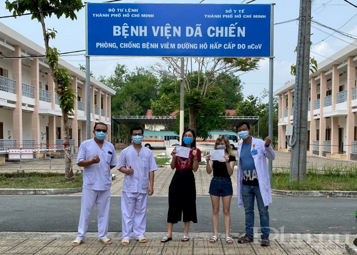 BN157 và BN171 vui mừng khi được các bác sĩ BV Dã Chiến Củ Chi trao quyết định công bố khỏi bệnh. BN157 và BN171 vui mừng khi được các bác sĩ BV Dã Chiến Củ Chi trao quyết định công bố khỏi bệnh.