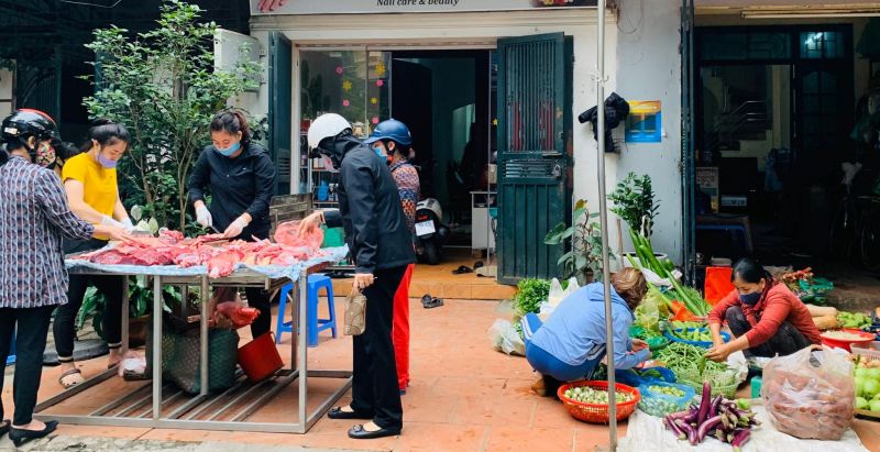 Một điểm họp chợ tự phát trên phố Hoàng Công Chất chưa tuân thủ quy định cách ly xã hội Một điểm họp chợ tự phát trên phố Hoàng Công Chất chưa tuân thủ quy định cách ly xã hội