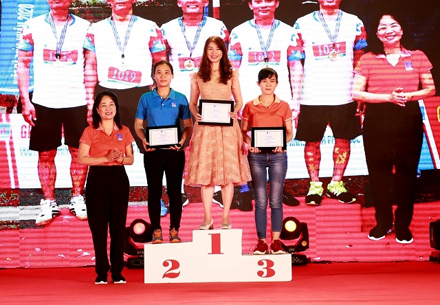 Bà Khuất Thị Lê - Chủ tịch Công đoàn BSR trao giải cho các VĐV nữ ở cự ly chạy 3m.