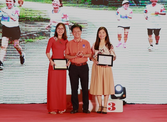 Ông Nguyễn Văn Hội, Phó Tổng giám đốc BSR trao giải cho các nữ VĐV đạt giải ở cự ly 5km.