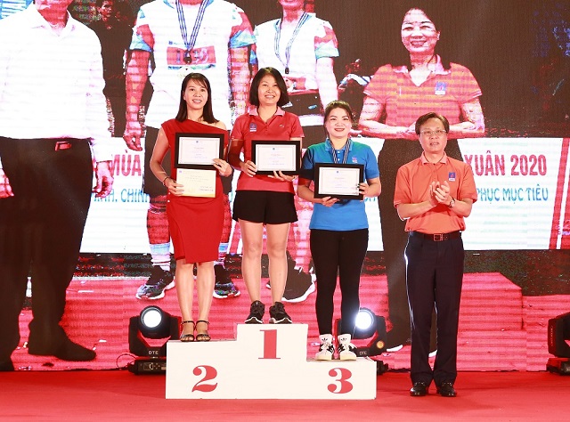 Ông Bùi Minh Tiến - Tổng giám đốc BSR trao giải cho các nữ VĐV ở cự ly 10m.