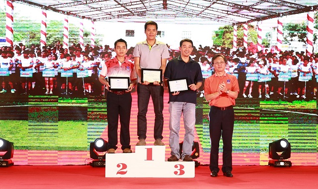 Tổng giám đốc trao giải cho các nam VĐV đạt thành tích cao ở cự ly 10km.