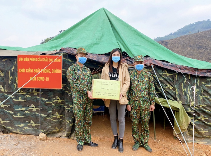 Lương Thuỳ Linh bên những lều trại sinh hoạt của các chiến sĩ Lương Thuỳ Linh bên những lều trại sinh hoạt của các chiến sĩ