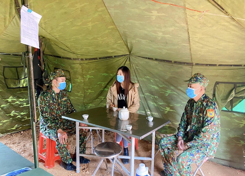 Hoa hậu dành nhiều thời gian chia sẻ cùng các chiến sĩ đang làm nhiệm vụ nơi đây Hoa hậu dành nhiều thời gian chia sẻ cùng các chiến sĩ đang làm nhiệm vụ nơi đây