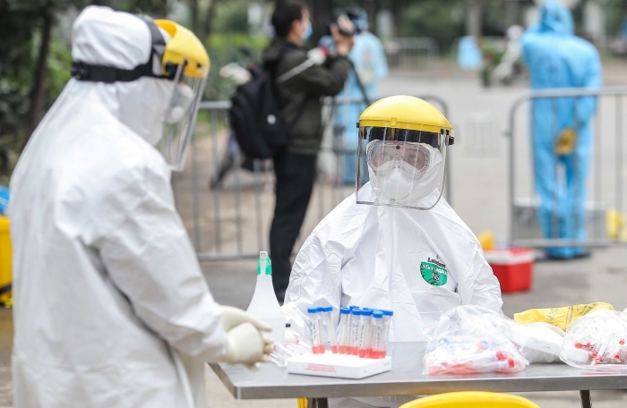 Toàn bộ người dân Hạ Lôi (Mê Linh, Hà Nội) được lấy mẫu xét nghiệm chẩn đoán Covid-19.