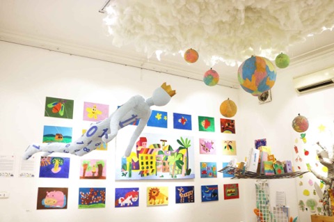 Không gian trưng bày những tác phẩm do các bạn trẻ tự kỷ ở Tò he sáng tạo ra. Ảnh: Tohe Fun.