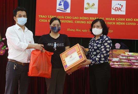 Đại diện Trung t&acirc;m Hỗ trợ ph&aacute;t triển H&agrave; Nội v&agrave; doanh nghiệp tham gia chương tr&igrave;nh tặng qu&agrave; nữ lao động nhập cư, hưởng ứng Thư k&ecirc;u gọi của Hội LHPN H&agrave; Nội