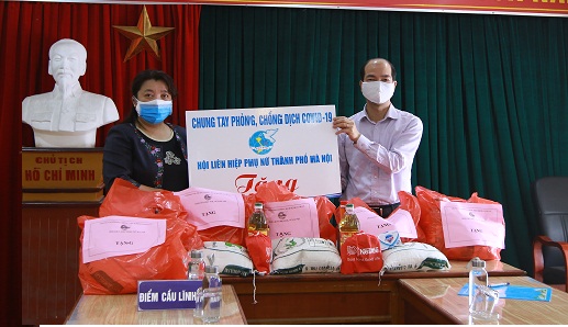 Đồng ch&iacute; Nguyễn Thị Thu Thủy, Ph&oacute; Chủ tịch Thường trực Hội LHPN H&agrave; Nội trao qu&agrave; cho c&aacute;c nữ lao động nhập cư phường Lĩnh Nam th&ocirc;ng qua  đại diện ch&iacute;nh quyền phường