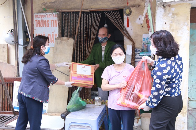 Đồng chí Nguyễn Thị Thu Thủy và đồng chí Nguyễn Thị Hảo, Giám đốc Trung tâm Hỗ trợ phát triển phụ nữ Hà Nội (người bên phải) trực tiếp tới thăm, trao quà tại nhà một nữ lao động nhập cư. Đồng chí Nguyễn Thị Thu Thủy và đồng chí Nguyễn Thị Hảo, Giám đốc Trung tâm Hỗ trợ phát triển phụ nữ Hà Nội (người bên phải) trực tiếp tới thăm, trao quà tại nhà một nữ lao động nhập cư.
