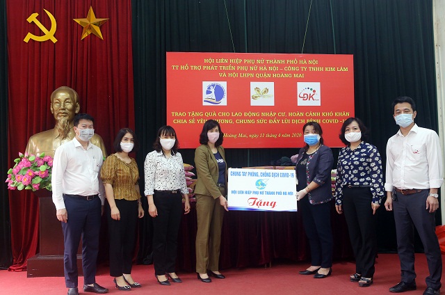 Đồng chí Nguyễn Thị Thu Thủy và đại diện Doanh nghiệp trao các suất quà cho lãnh đạo phường Định Công để chuyển tới tay lao động di cư gặp khó khăn trên địa bàn phường Đồng chí Nguyễn Thị Thu Thủy và đại diện Doanh nghiệp trao các suất quà cho lãnh đạo phường Định Công để chuyển tới tay lao động di cư gặp khó khăn trên địa bàn phường