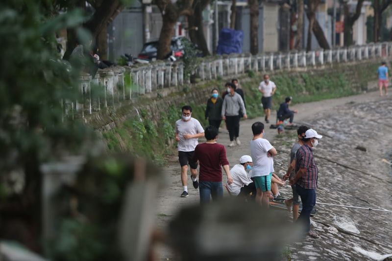 Người dân đi tập thể dục đông người, tụ tập ở các điểm công viên không giữ khoảng cách an toàn sẽ bị lực lượng chức năng xử phạt nghiêm theo quy định