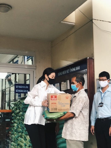 Khánh Vân là một trong những người đẹp hoạt động thiện nguyện tích cực mùa dịch Covid 19