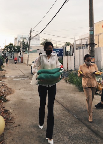 Khánh Vân đã có những hoạt động thiện nguyện rất tích cực trong mùa dịch