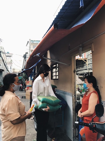 Mẹ (áo vàng bên trái) luôn đồng hành cùng Khánh Vân trong các chương trình thiện nguyện