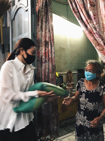 Việc Khánh Vân trực tiếp đến một số gia đình trao quà khiến người dân cảm động