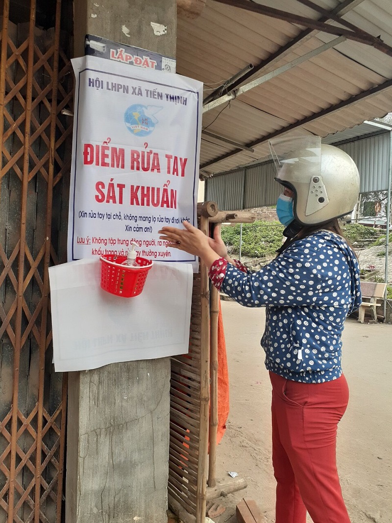 Hội LHPN xã Tiến Thịnh xây dựng 14 điểm rửa tay sát khuẩn nhanh tại các nơi công cộng Hội LHPN xã Tiến Thịnh xây dựng 14 điểm rửa tay sát khuẩn nhanh tại các nơi công cộng