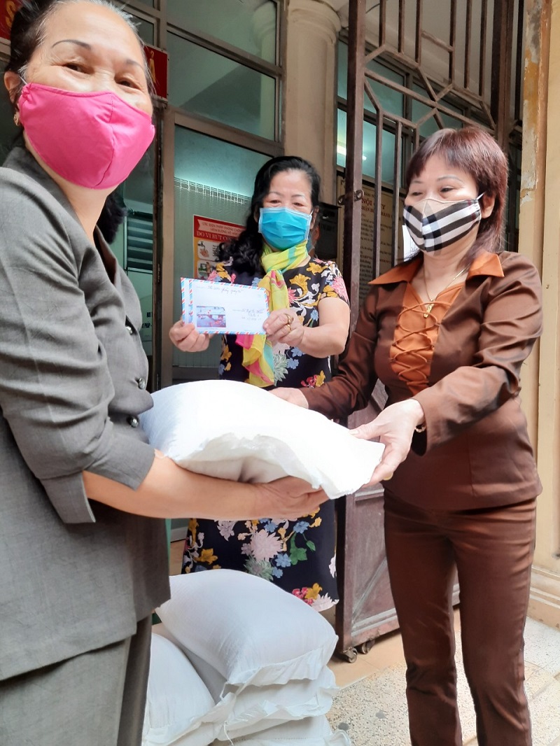 Hội Phụ nữ tặng nhu yếu phẩm cho người d&acirc;n